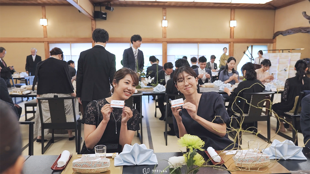 結婚式の記録ビデオからの切り出し、つきじ治作でのご披露宴前に席札へのゲストのリアクション