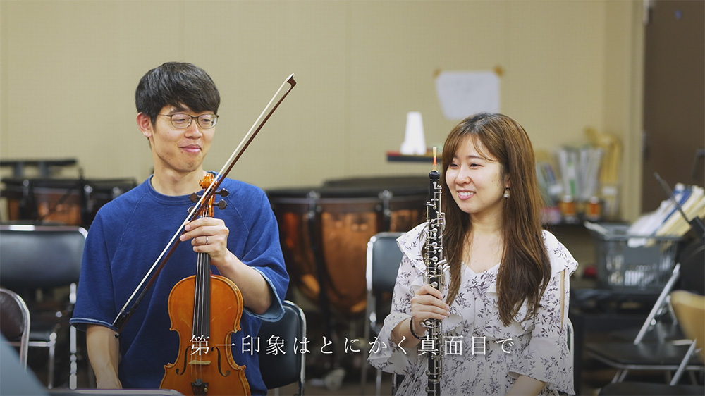 大学のオーケストラ部の部室でのオープニングムービーの1シーン