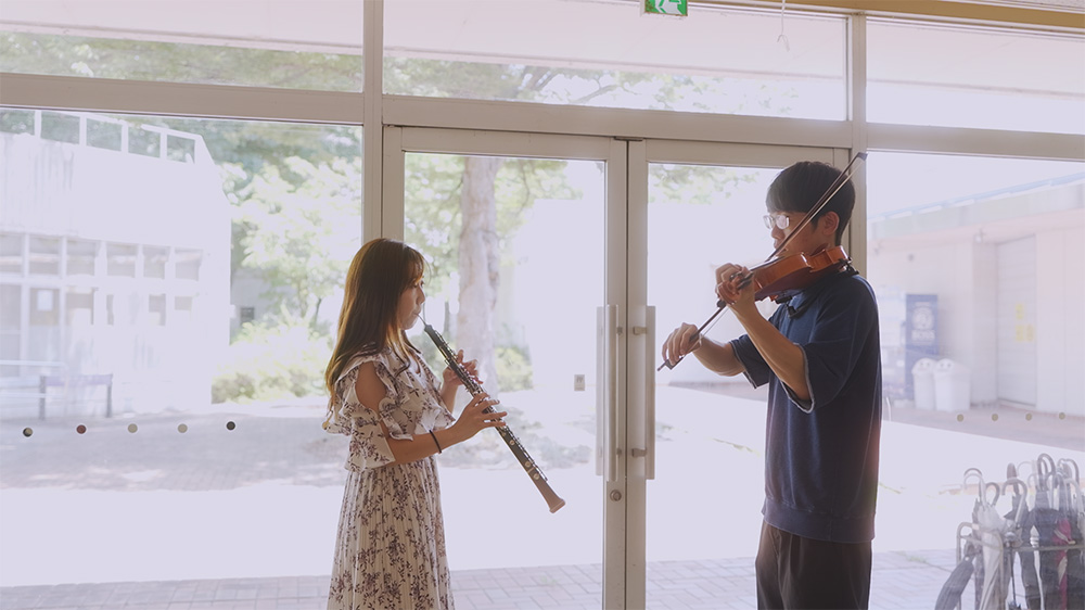 オープニングムービー用の大学の部室の前での楽器演奏シーン