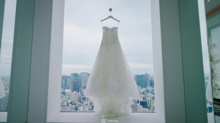 築地の結婚式場レストランルークウィズスカイラウンジのチャペルでのドレスショット