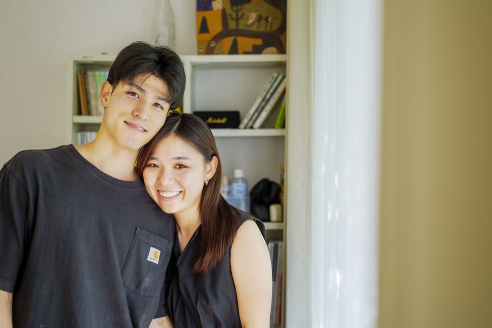 2人の住む自宅での記念撮影