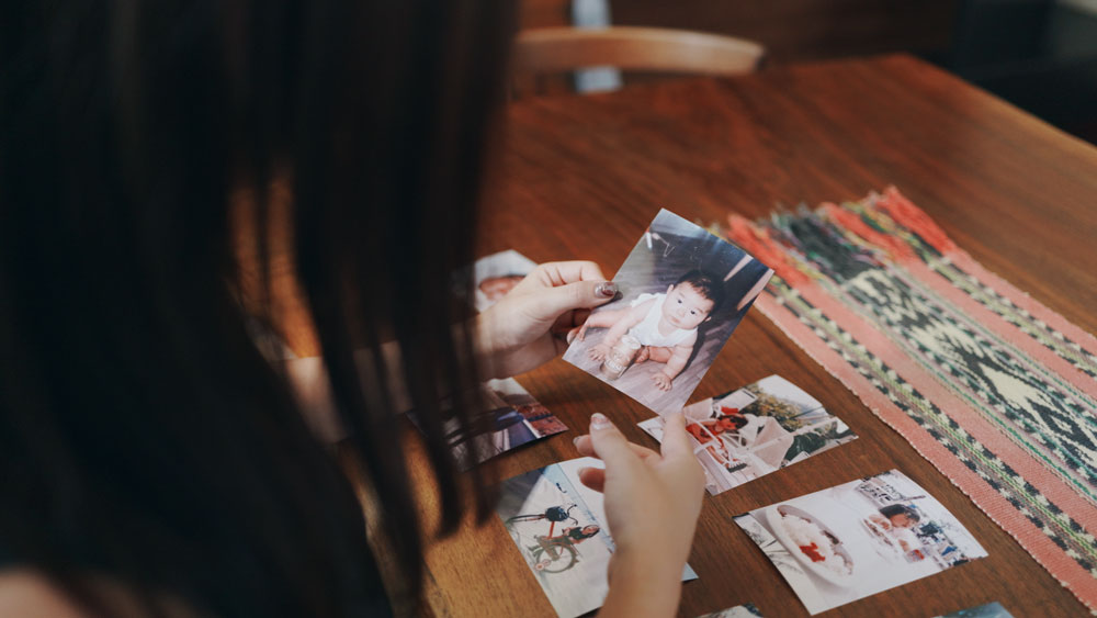 プロフィールムービーの写真を選んでいるシーン