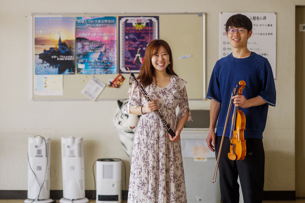 大学のオーケストラ部の部室での撮影