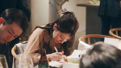 IWAIの披露宴結びのゲストの手紙を書くシーン