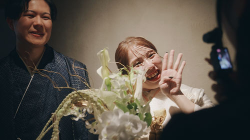 披露宴の新郎新婦の迎賓シーン